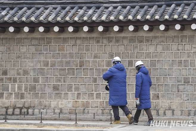 4일 오전 서울 종로구 경복궁 담장 낙서 제거 작업을 마치고 일반에 공개되고 있다.