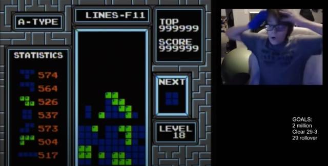 윌리스 깁슨이 테트리스를 하던 중 레벨 157을 돌파해 화면이 멈추자 놀라며 환호하고 있다. 유튜브 갈무리