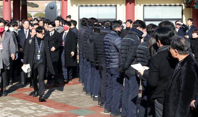 4일 오전 광주 북구 국립 5·18 민주묘지에서 경찰이 국민의힘 한동훈 비상대책위원장 경호를 위해 인간 벽을 만들어 외부인 접근을 막고 있다. 공동취재