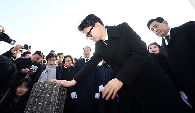 한동훈 국민의힘 비상대책위원장이 4일 광주시 북구 국립5·18민주묘지에서 참배하고 있다. 연합뉴스