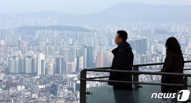 (서울=뉴스1) 구윤성 기자 = 2일 서울 남산에서 본 시내 아파트의 모습.   한국부동산원이 이날 공개한 거래원인별 아파트 거래 현황에 따르면 지난해 1월부터 11월까지 서울 아파트 증여거래 건수는 전체 거래량(7만7917건)의 7.9%인 6181건을 기록하며 6년 만에 최저를 기록했다. 2024.1.2/뉴스1  Copyright (C) 뉴스1. All rights reserved. 무단 전재 및 재배포,  AI학습 이용 금지.