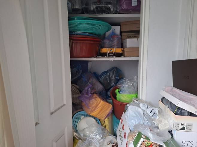 서울 영등포구의 한 아파트 베란다. 짐 뒷편에는 화재 발생시 옆집으로 이동할 수 있는 가벽이 있었지만, 사실상 지금은 각종 바구니와 캐리어, 생활용품에 둘러쌓여 정체를 알아볼 수 없었다. /사진=독자제공