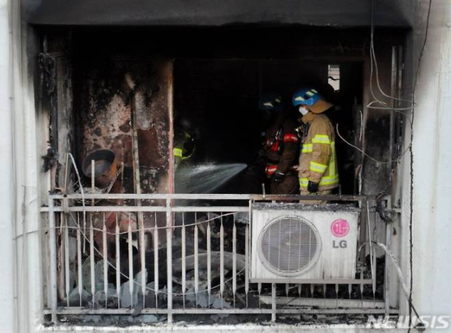 2일 오전 경기도 군포시 아파트 화재 현장에서 소방관들이 잔불 정리를 하고 있다. 이번 화재로 1명이 숨지고 1명이 화상을 입어 병원으로 옮겨져 치료를 받고 있으나 중태다. (공동취재). /사진=뉴시스