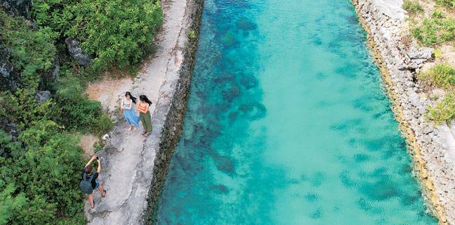 투명한 형광색 같은 물빛이 인상적인 에메랄드 밸리. 기념사진을 찍기 위해 관광객이 몰려드는 곳인데, 실은 화력발전소의 냉각수가 드나드는 수로다.