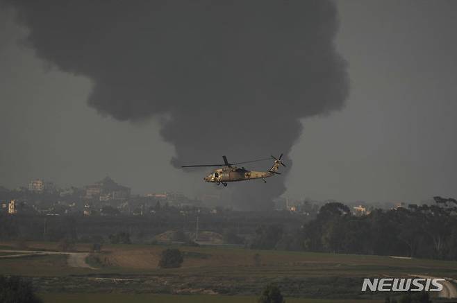 [가자지구=AP/뉴시스]남아프리카공화국(이하 남아공)이 국제사법재판소(ICJ)에 제노사이드(genocide·집단학살) 혐의로 이스라엘을 제소하자, 이스라엘은 출석해 대응할 방침을 밝혔다. 사진은 지난 1일(현지시간) 이스라엘군 헬기 한 대가 가자지구 인근 상공을 비행하고 있는 모습. 2024.01.04