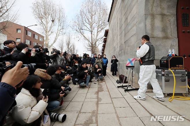 [서울=뉴시스] 조성우 기자 = 4일 오전 서울 종로구 경복궁 영추문에서 이태종 국립문화재연구원 학예연구사가 낙서 제거 상황을 설명하고 있다. 2024.01.04. xconfind@newsis.com