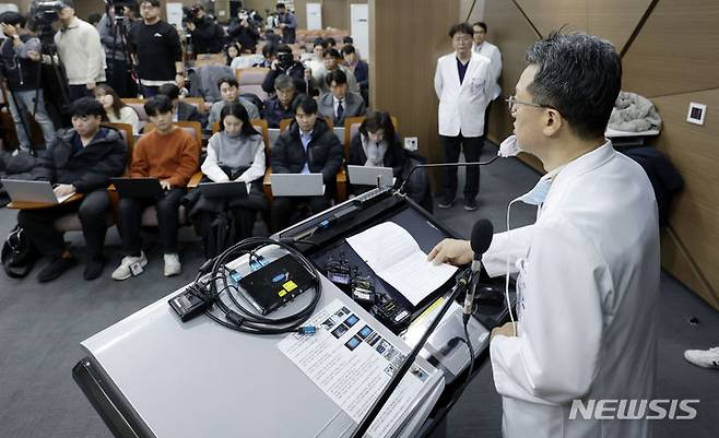 [서울=뉴시스] 최동준 기자 = 민승기 서울대학교병원 이식혈관외과 교수가 4일 서울 종로구 서울대병원 의학연구혁신센터에서 이재명 더불어민주당 대표 치료 경과 브리핑을 하고 있다. 2024.01.04. photocdj@newsis.com
