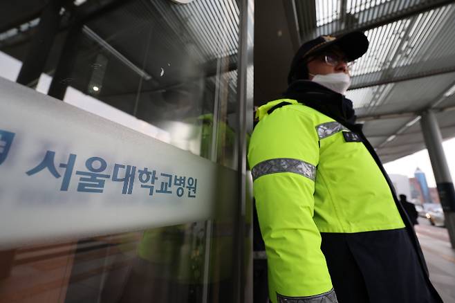 부산 방문 도중 목 부위를 습격당한 더불어민주당 이재명 대표가 입원 중인 서울 종로구 서울대학교병원 인근에 4일 오전 경찰 인력이 배치돼있다. 연합뉴스