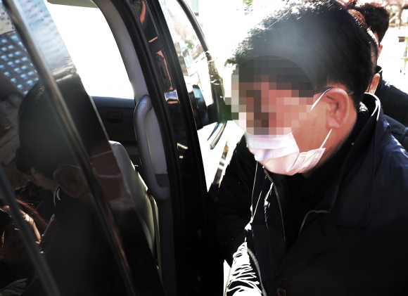 영장실질심사 마친 이재명 급습 피의자 - 더불어민주당 이재명 대표를 흉기로 찌른 혐의로 구속영장이 청구된 피의자 김모씨가 4일 오후 부산 연제구 부산지방법원에서 열린 구속 전 피의자심문(영장실질심사)를 마친 뒤 호송차에 타고 있다. 2024.1.4  연합뉴스