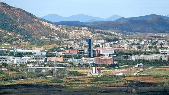 2022년 10월 5일 경기도 파주시 서부전선 비무장지대(DMZ) 도라전망대에서 바라본 개성공단 일대의 모습. 연합뉴스