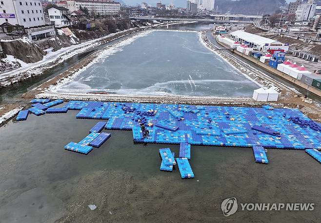 이상기온 대안으로 만들어진 부교 낚시터 (홍천=연합뉴스) 이상학 기자 = 3일 강원 홍천군 홍천강변에서 열리는 '홍천강 꽁꽁축제'에 부교 낚시터가 설치되고 있다. 부교낚시터는 포근한 날씨에 얼음이 얼지 않아 대안으로 만든 인공시설물이다. 2024.1.3 hak@yna.co.kr