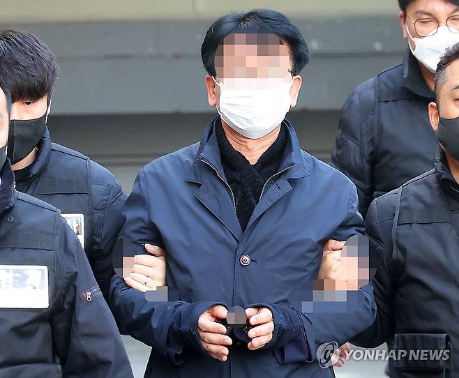 정면 응시하는 이재명 급습 피의자 (부산=연합뉴스) 손형주 기자 = 더불어민주당 이재명 대표를 흉기로 찌른 혐의로 구속영장이 청구된 피의자 김모씨가 4일 오후 부산 연제구 연제경찰서에서 나와 구속전 피의자 심문(영장실질심사)을 받기 위해 걸어가고 있다. 김씨 영장실질심사는 이날 오후 2시 부산지방법원에서 열린다. 2024.1.4 handbrother@yna.co.kr