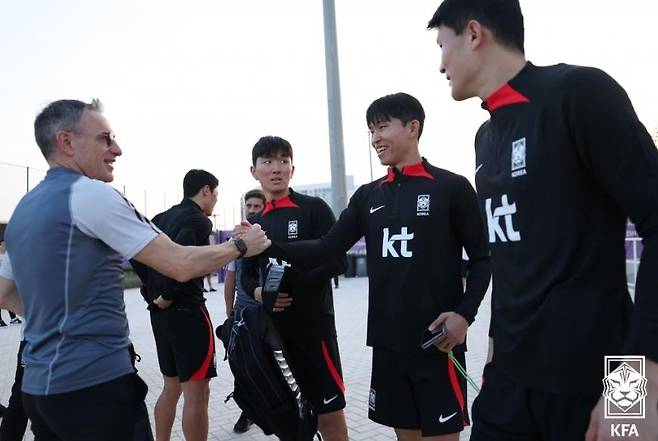 벤투 전 감독과 만난 축구대표팀 [대한축구협회 제공. 재판매 및 DB 금지]