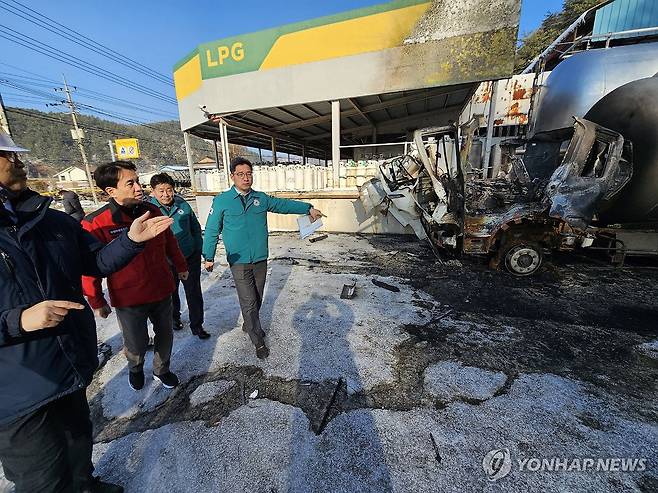 평창 LPG 충전소 사고 현장 살펴보는 김진태 도지사 (평창=연합뉴스) 이재현 기자 = 4일 김진태 강원도지사가 중경상 5명과 이재민 16명 등 인명피해와 막대한 재산 피해를 낸 평창 가스폭발 사고 현장을 찾아 상황을 보고 받고 있다. 2024.1.4 jlee@yna.co.kr