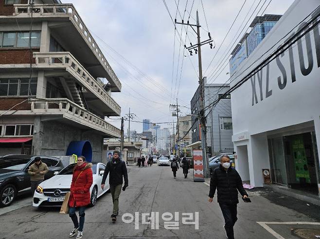 2일 성수역에서 태영건설 성수동 공사 현장으로 가는 골목. 뒤로 롯데캐슬리버파크 시그니처아파트와 건대 인근 더샵스타시티아파트가 보인다. (사진=박경훈 기자)