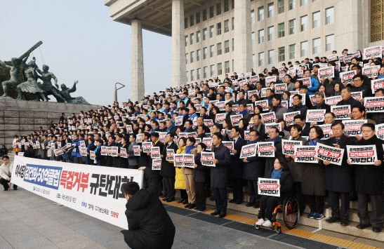 5일 국회 본청 앞에서 더불어민주당과 정의당, 진보당과 기본소득당 등 야 4당이 ‘김건희, 50억 클럽 특검 거부 규탄대회’를 하고 있다. (사진=연합뉴스)