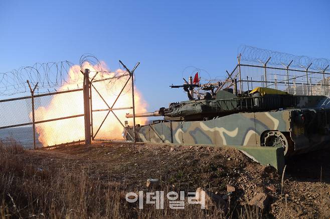 5일 오후 서북도서 부대 해상사격훈련에서 백령도에 있는 K1E1 전차가 포사격을 하고 있다. (사진=국방부)