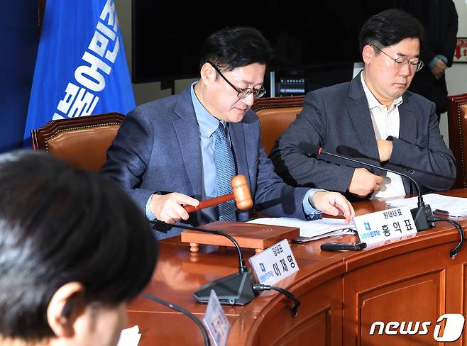 홍익표 더불어민주당 원내대표가 5일 서울 여의도 국회에서 열린 최고위원회의에서 의사봉을 두드리고 있다. 2024.1.5/뉴스1 ⓒ News1 송원영 기자