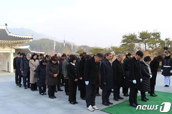 5일 국민의힘 전북도당이 갑진년 새해를 맞아 국립임실호국원에서 호국영령에 참배를 하고 있다.(전북도당제공)2024.1.5/뉴스1