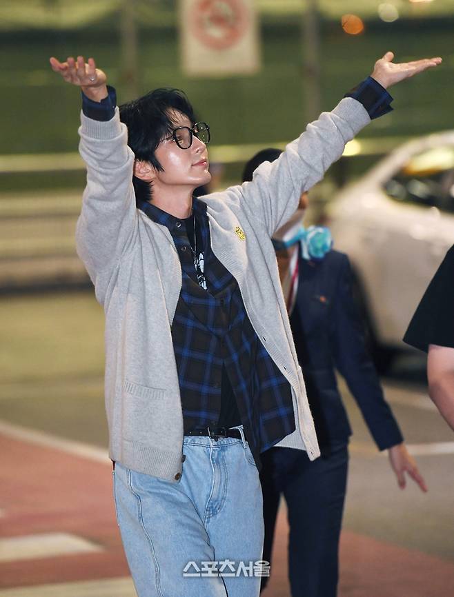 배우 이준기가 1일 오후 태국 수완나품국제공항으로 입국하면서 팬들에게 인사를 하고 있다. 이준기는 2일 태국 방콕 라자망갈라 국립경기장에서 열리는 ‘제 33회 서울가요대상’의 시상을 맡았다. 2024. 1. 1.  방콕(태국) | 박진업기자 upandup@sportsseoul.com