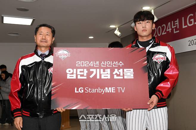 LG스포츠 김인석 대표이사(왼쪽)가 5일 잠실구장에서 진행된 ‘2024년 LG 트윈스 신년 인사회’에서 신인 선수인 김현종에게 입단 기념 선물을 전달하고 있다. 2023. 1. 5.  잠실 | 박진업기자 upandup@sportsseoul.com