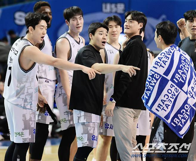 "주인공이 이렇게 늦게 나오면 어떡해?" 경기 승리 후 소지품을 챙기느라 조금 늦게 나온 허훈을 타박하는 동료들. 놀람과 애정의 표현이다.