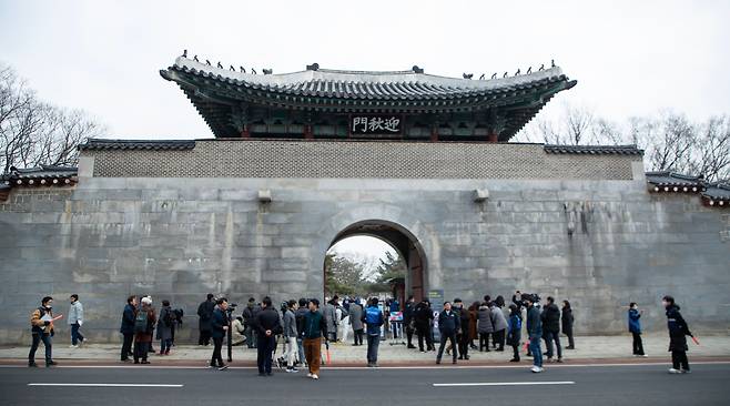 스프레이 낙서로 훼손됐던 경복궁 영추문 담장이 낙서 제거 및 긴급 보존 처리 작업을 거쳐 4일 오전 가림막을 걷고 모습을 드러냈다. 지난해 12월 16일 첫 범행 후 19일 만이다. /박상훈 기자