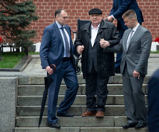 미하일 고르바초프 전 소련 대통령이 2일 90세 생일을 맞았다. 사진은 2019년 5월 모습. 거동이 불편해 주변의 도움을 받아 계단을 내려가고 있다./AP 연합뉴스