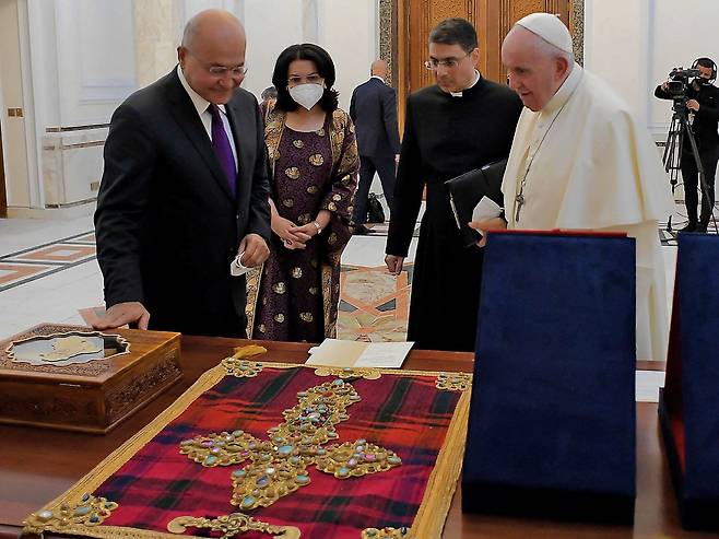 5일 이라크를 방문한 프란치스코 교황이  바함 살레 이라크 대통령 부부와 대통령 궁 내부를 돌아보고 있다./AFP 연합뉴스