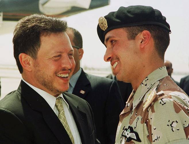 요르단 압둘라 2세(왼쪽) 국왕이 2001년 4월 미국으로 향하기 직전 이복동생 함자(오른쪽) 왕자와 함께 웃고 있다. 함자 왕자는 국왕에 맞서다 지난 3일부터 가택 연금 상태에 있었다. /AP 연합뉴스