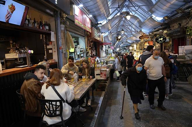 지난 3월 이스라엘의 예루살렘 시내의 한 식당에서 코로나 백신을 맞은 젊은이들이 식사를 즐기는 모습/AFP 연합뉴스