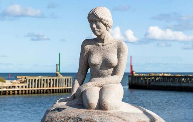 아사에 있는 새로운 인어공주상/텔레그래프