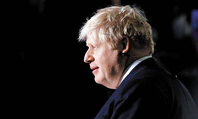 보리스 존슨 영국 총리가 지난 5일(현지 시각) 영국 맨체스터에서 열린 보수당 연례 콘퍼런스에서 기자들 질문에 답하고 있다. 이날 보리스 총리는“영국 경제가 위기냐”는 질문에“코로나로 인한 공급망 문제를 겪고 있을 뿐 문제없다. 고임금·고숙련 경제로 가는 전환기”라고 주장했다. /로이터 연합뉴스