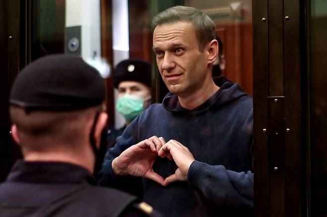 2일(현지 시각) 러시아 모스크바 법정에서 손으로 하트 모양을 만들어 보이는 알렉세이 나발니. /AFP 연합뉴스