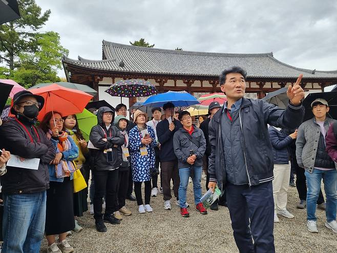 일본 나라의 사찰 호류지에서 엄기표 단국대 교수가 탐방단을 대상으로 강연하고 있다. /허윤희 기자