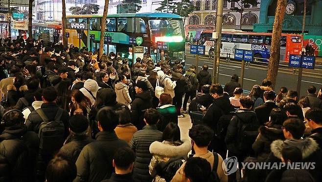 지난달 27일 광역버스 정차 안내판 이후 극심한 혼잡을 빚고 있는 명동입구 광역버스 정류소의 4일 퇴근길 모습ⓒ연합뉴스