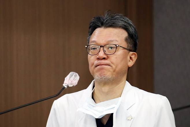 민승기 서울대병원 이식혈관외과 교수(이재명 더불어민주당 대표 수술 집도의)가 4일 오전 서울 종로구 서울대병원 의학연구혁신센터에서 흉기 피습 관련 이재명 더불어민주당 대표 수술 경과 및 회복 과정을 브리핑하고 있다. 2024.1.4/뉴스1 ⓒ News1 이승배 기자 /사진=뉴스1