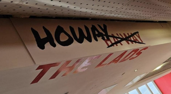 스타디움 오브 라이트 내 '블랫 캣츠 바'. 'BBC' 캡처