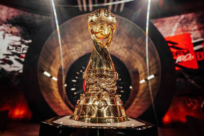 미드 시즌 인비테이셔널 우승 트로피