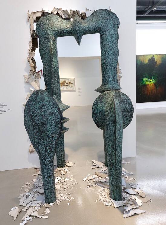 전시장 2층 한가운데 벽을 뚫고 나온 얼개로 배치된 작고작가 조성묵의 의자모양 청동 조형물 ‘메신저’(1993·국립현대미술관 소장). 이 작품이 뚫고 나온 벽의 안쪽 왼편에 김차섭의 ‘지도’ 연작이, 오른편에는 공성훈의 ‘개’ 연작이 각각 보인다. 노형석 기자