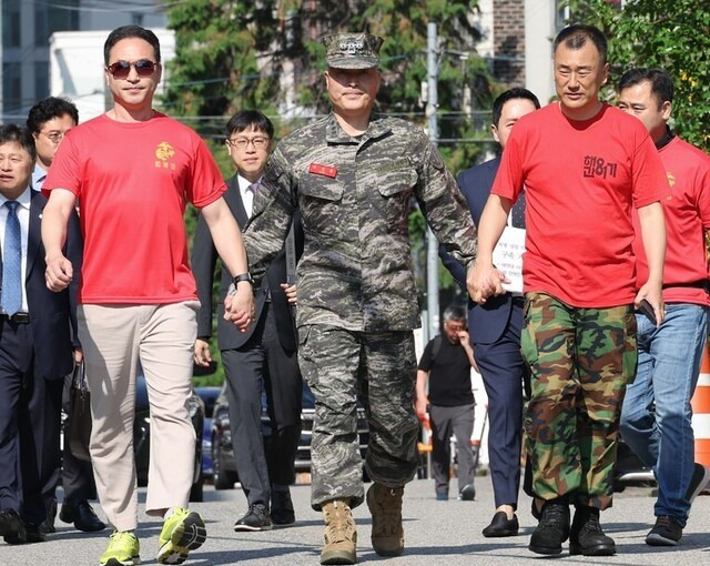 박정훈 전 해병대 수사단장(대령)이 예비역 동기생들과 두 손을 꼭 잡은 채 지난해 9월1일 오전 구속 전 피의자심문(영장실질심사)을 받으러 서울 용산 군사법원으로 들어가고 있다. 김정효 기자 hyopd@hani.co.kr