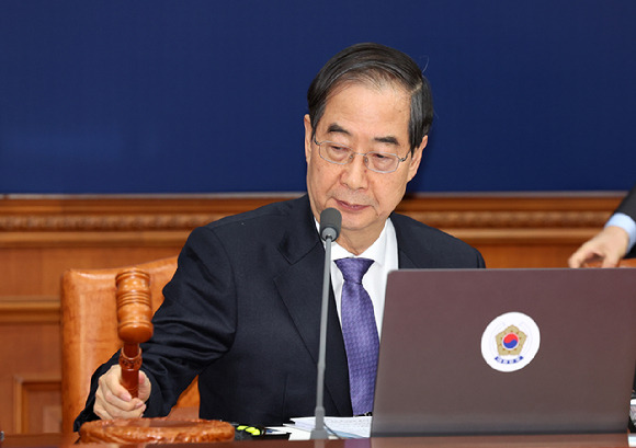 한덕수 국무총리가 5일 오전 서울 종로구 정부서울청사에서 열린 '김건희 특검법'과 '대장동 50억 클럽 특검법' 등 이른바 쌍특검 법안의 재의요구권(거부권)을 심의하는 임시 국무회의에 참석해 의사봉을 두드리고 있다. [사진=뉴시스]