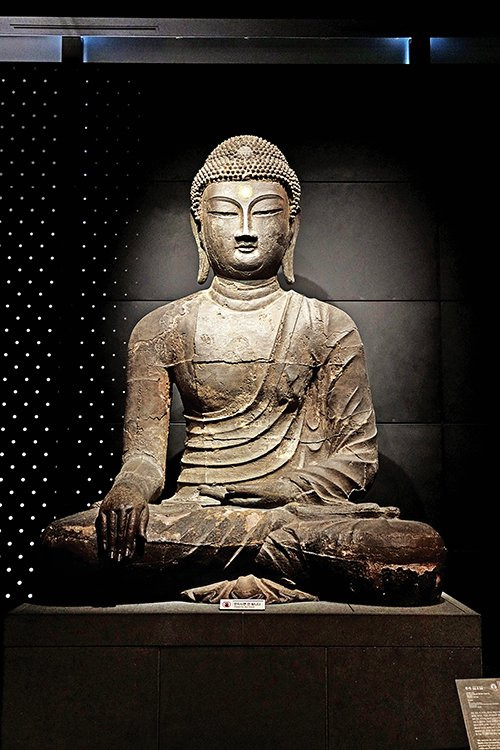 경기도 광주 하사창동에서 출토된 철조 불상. 광주 지역의 호족이며, 왕건의 장인인 왕규가 조성한 것으로 추정된다. [사진 이익주, 국립중앙박물관]