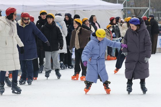 4일 오후 서울시청광창을 찾은 관광객들이 스케이트를 즐기고 있다. 장진영 기자