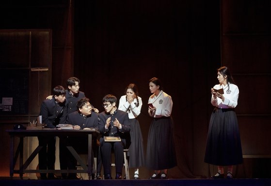 뮤지컬 '일 테노레'의 한 장면. 문학회 소속 대학생들이 조선 독립의 메시지를 담은 오페라를 기획하는 모습이다. 왼쪽 네 번째가 윤이선(홍광호). 사진 오디컴퍼니