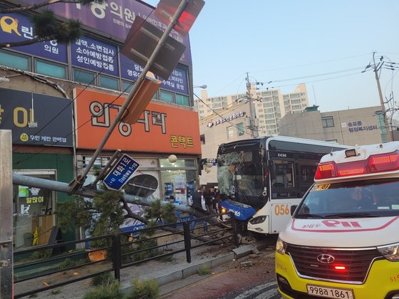 경기도 고양시 일산서구 대화동에서 5일 오후 4시 42분경 버스 2대가 부딪치는 사고가 발생했다. 사진 경기도북부소방재난본부