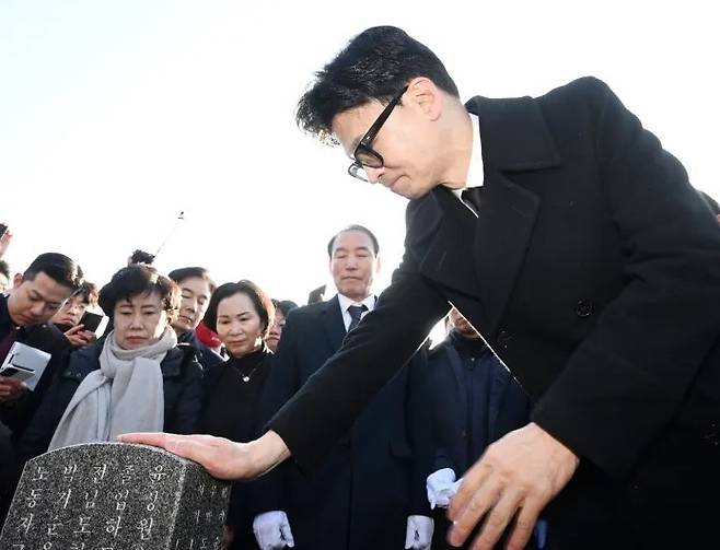 Han Dong-hoon, chairman of the National Power Emergency Committee, visits the National 5-18 Democracy Cemetery in Buk-gu, Gwangju, on Thursday to pay his respects to the martyrs Yoon Sang-won and Park Ki-soon. Yonhap News Agency