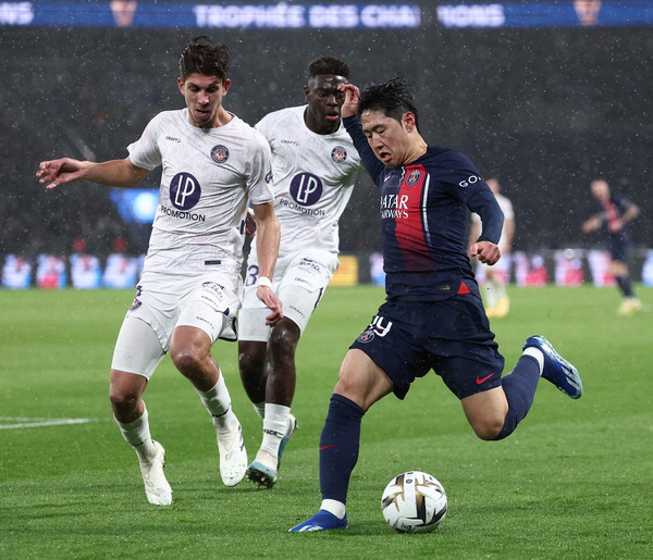 PSG 이강인이 4일(한국시간) 프랑스 파리의 파르크 데 프랭스에서 열린 ‘2023 트로페 데 샹피온(프랑스 슈퍼컵)’에서 툴루즈의 스타인 스피어링스와 볼을 다투고 있다. PSG는 이날 2-0으로 툴루즈를 꺾었다. AFP 연합뉴스