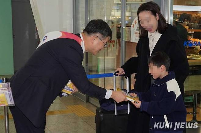 이기일 보건복지부 제1차관과 복지부 관계자들이 5일 오후 서울 용산구 서울역에서 2024년 임신·출산·양육 지원사업 관련 홍보 안내문을 나눠주고 있다.