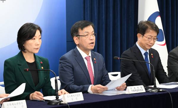 최상목 경제부총리 겸 기획재정부 장관과 관계부처 장관들이 4일 서울 종로구 정부서울청사에서 2024년 경제정책방향을 발표하고 있다. 권현구 기자